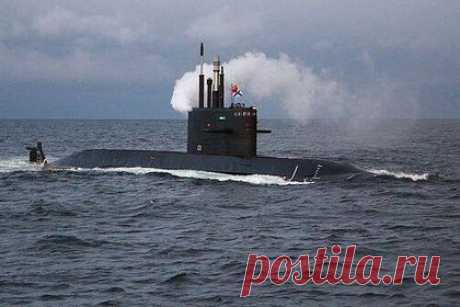 ВМФ России получит пять новейших субмарин. Военно-морской флот (ВМФ) России в 2023 году получит сразу пять новейших субмарин — три атомные и две дизельные, после ремонта и модернизации вернутся в боевой состав еще два подводных атомохода. Об этом заявил генеральный директор Объединенной судостроительной корпорации (ОСК) Алексей Рахманов.
