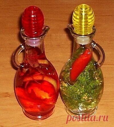 АРОМАТИЗИРОВАННЫЙ УКСУС

В чистую, сухую бутылку с притертой пробкой засыпаем вымытые и просушенные:

- укроп, свежий перец-чили;

- цедру с лимона, листья базилика.

9% уксус доводим до кипения в эмалированной посуде, заливаем в бутылки. Немедленно закупориваем крышками и ставим в темное место на 2 недели.

Уксус теряет свою резкость, насыщается ароматами, становится просто идеальной заправкой для салатов, винегретов и других любимых блюд.

Фотография из открытых источников.