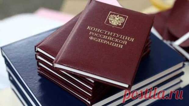 Какие поправки предлагают внести в Конституцию России. Максимально подробно - Темы дня - медиаплатформа МирТесен Антон 15 января 2020 года президент Владимир Путин выступил с посланием Федеральному собранию, в котором предложил внести поправки в Конституцию страны. Вслед за конституционными предложениями президента была создана рабочая группа по внесению поправок в Конституцию. В нее были приглашены 75...