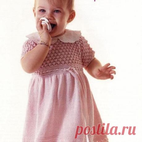 Розовое платье спицами для девочки 1 — 1,5 лет

Несложные узоры и белый воротник делают розовое платье нарядным и праздничным.
Вам понадобятся:
300 г мягкой тонкой пряжи розового цвета;
спицы № 3;
игла для сшивания;
3 пуговицы;
тканевый воротник;
170 см атласной ленты шириной 1 см.
УЗОРЫ
На спицах: платочное вязание; ли­цевая гладь; узор «ежевика».
ПЛОТНОСТЬ ВЯЗАНИЯ
На спицах № 3 лицевая гладь
28 п. х 35 р. = 10 х 10 см.
На спицах № 3 узор «ежевика»
28 п. х 28 р. = 10 x 10...