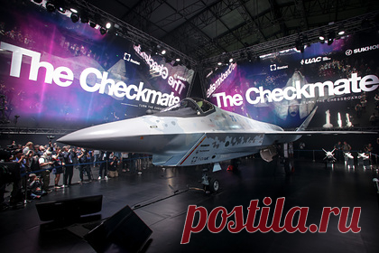 В России описали сценарий боя Су-75 и F-35. Летчик-испытатель Анатолий Кнышев описал возможный сценарий боя российского легкого тактического самолета (ЛТС), называемого Checkmate («Шах и мат») или Су-75, с американским истребителем F-35. По его мнению, российский самолет получит важное преимущество в бою, так как он отличается сверхманевренностью.