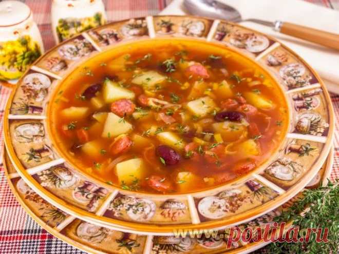 Томатный суп с охотничьими колбасками и фасолью
