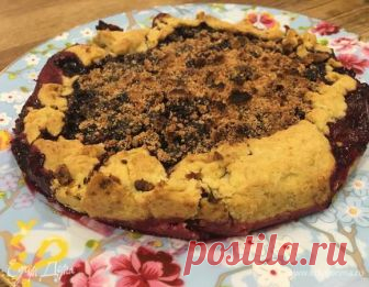 Быстрый пирог с черной смородиной. Ингредиенты: мука, апельсины, сливочное масло Я обожаю пироги, но на них не всегда хватает времени, поэтому сегодня мы будем делать очень быстрый пирог! Подойдет и цедра лимона, но апельсин в сочетании с начинкой здесь просто бомба, можно даже взять цедру двух апельсинов. Такой пирог хорошо делать и с замороженной вишней, и с малиной, только после размораживания ягод обязательно слейте образовавшуюся жидкость.