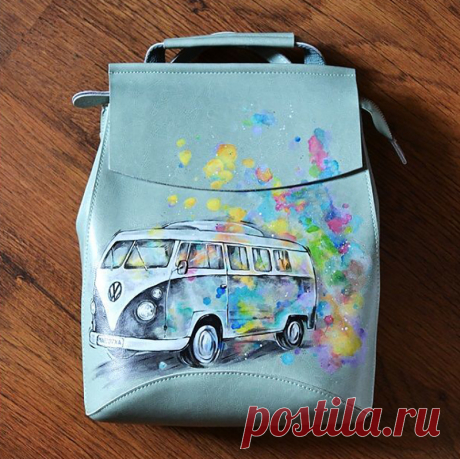 Голубой автобус, который едет по своим делам
Представляем новое оригинальное изделие, появившееся в продаже на портале M-Sweet. Как видите, это яркий голубой рюкзачок, украшенный красивой художественной росписью с городскими мотивами. Интересно, куда держит путь блестящий голубой автобус на рисунке? По какому городу он катится? Кто смотрит из широких окон? Вы можете придумать любую историю,  а заодно и стать хозяйкой рюкзака, купив его в нашем магазине!