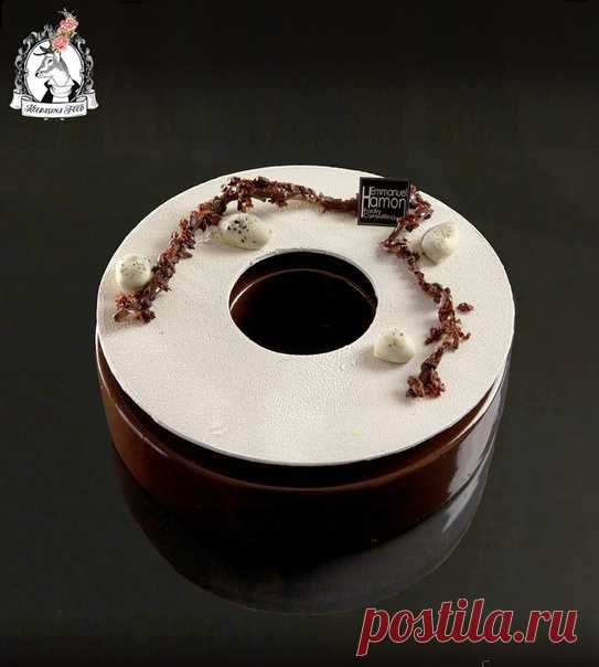 Торт «Сэнди» Автор: Эммануэль Амон (Emmanuel Hamon)
Состав:
Шоколадный бисквит, штрейзель с овсяными хлопьями, мусс на темном шоколаде из Перу 72%, грушевое кули, груши с виски и ванилью, глазурь на темном шоколаде