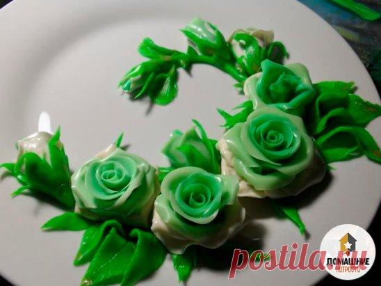 ХОЛОДНЫЙ ФАРФОР: РЕЦЕПТЫ И ПРИГОТОВЛЕНИЕ
Холодным фарфором (Cold porcelain) называют особую смесь из кукурузного крахмала, клея, масла и глицерина, которая используется для художественной лепки.Придумали холодный фарфорв Аргентине в начале прошлого века. Холодный фарфор на сегодняшний день является абсолютно безвредным, удобным и весьма дешевым материалом для лепки.Из-за очень гладкой и однородной текстуры, замечательной пластичности он очень удобен в использовании.
Работать с холодным фарфоро