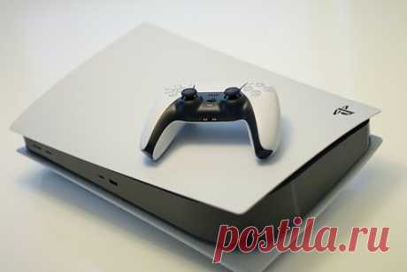 PlayStation 5 признают устаревшей в 2023 году. Sony намерена заменить оригинальную консоль PS5 новой приставкой со съемным дисководом. Как стало известно инсайдеру Тому Хендерсону, японская компания намерена выпустить 30 миллионов копий PlayStation 5 в 2023 финансовом году, который начнется в марте 2023-го. Съемный дисковод отдельно будет оценен в сто долларов.