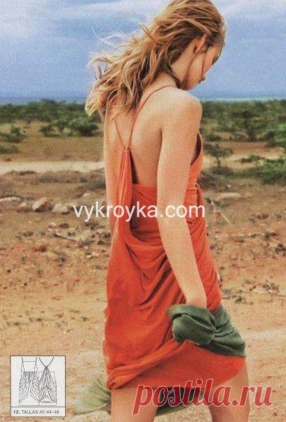 Летнее платье на тонких бретельках.