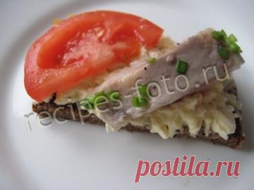 Бутерброды с селедкой, помидорами и плавленым сыром на черном хлебе на праздник