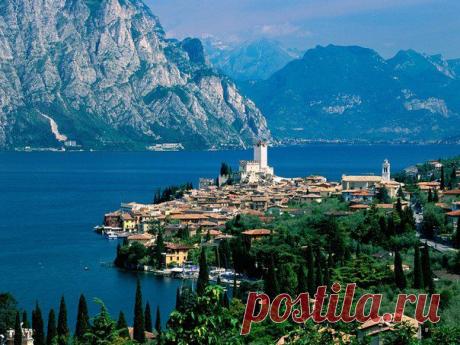 Озеро Гарда в Италии – самое большое озеро в мире. Каждый год сюда приезжает огромное число людей со всего мира, чтобы насладиться местными пейзажами, осмотреть древние замки, побывать в Гардаленде и просто отдохнуть.

Озеро Гарда - это удивительное творение природы, которое находится у подножия южных Альп. Местный ландшафт поразит любого. Великолепная долина окружена высокими пиками, а в самом центре расположено озеро, которое обрамлено оливковыми рощами и песчаными пляжами...