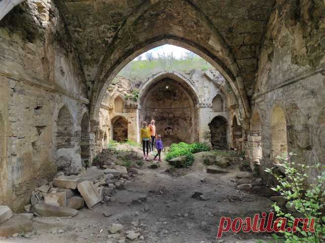 Историческое место Крыма. Руины старой Армянской церкви (Ильинской). Храм Спасителя X-XIV вв