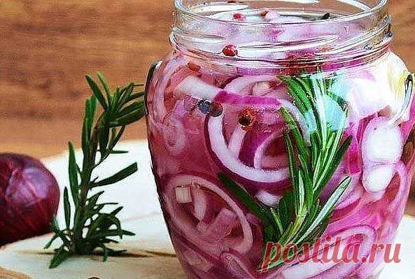 Маринованный лук в банке: узнала об этом рецепте у шеф-повара на Мальдивах.

Вам понадобится:
Лук красный — 4 шт
Сахар — 3 ст.ложки
Соль — ½ ст.ложки
Винный уксус — 50 мл
Вода — 200 мл.
Черный перец горошком — 5 шт
Самый презентабельный маринованный лук получается из красного. Согласитесь, розовые колечки смотрятся лучше. Вся красота маринованного лука в нарезке.

Готовим:
1.Лук очищаем и нарезаем кольцами. Примерная ширина кольца — 4-5 мм, так они лучше держат форму. Коне...