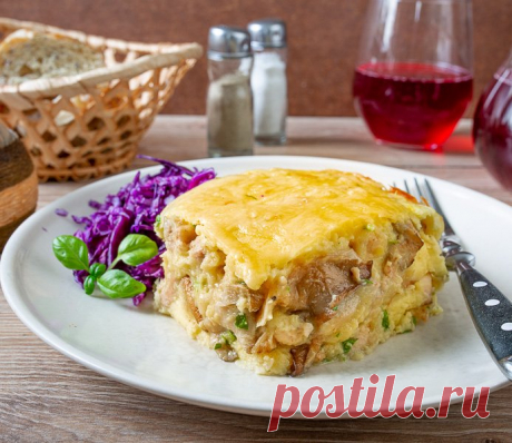 Картофельная запеканка с курицей и грибами на Вкусном Блоге Уютное сытное блюдо в лучших домашних традициях. Курочка, картошка и грибы – что может быть лучше? В общем, ловите новый вариант вкусной картофельной запеканки для семейного ужина 🙂 Вместо курицы вы можете использовать здесь обжаренный мясной фарш – говяжий, свиной или смешанный. Грибы для начинки подходят любые – вешенки, шампиньоны…