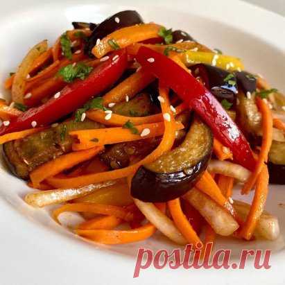 Вкуснейшая закуска из баклажан по- корейски.

Ингредиенты:
-Баклажаны - 3 шт
-Морковь - 2 шт
-Сладкий перец - 2 шт
( красный и жёлтый )
-Лук 🧅 салатный - 1 шт
-Чеснок 🧄- 3 зубчика
-Перец, соль по вкусу
-Кориандр, смесь перцев
-Сахар - 1 ч.л
-Уксус - 1- 2 ст. л
-Соевый соус - 1 ст. л

Приготовление:
Баклажаны нарезаем тонкими полосками, солим и оставляем на 20 мин. Затем их просушиваем бумажным полотенцем и приступаем к приготовлению!
Обжариваем баклажаны на оливковом масле ( можно запечь в д