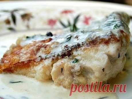 СКУМБРИЯ ПО-НОРВЕЖСКИ 
Ароматный, сливочный кусочек нежнейшей рыбки! 

Ингредиенты: 
Скумбрия (Крупная) — 1 шт 
Сливки (Любой жирности) — 200 мл 
Укроп (Свежий) — 1 пуч. 
Мука пшеничная — 5 ст. л. 
Масло растительное — 25 мл 
Соль 
Перец черный (Можно использовать приправу для рыбы) 

Разморозить скумбрию, разделать её на филе, снять кожу. 
Каждую половинку филе разрезать на две части. Обвалять в муке. 
Обжарить кусочки с двух сторон примерно 5-7 минут. 

Укроп мелко нарез...