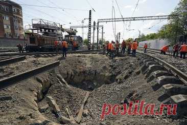 Серия взрывов повредила железнодорожные объекты в Харькове и области