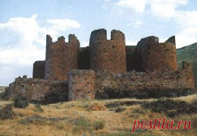 ԲԱԶՄԱՄԱՏՈՒՅՑ ՄԱՂԱՍԱԲԵՐԴԸ – 😔
Մեծ Հայքի Այրարատ նահանգի Շիրակ գավառում` Ախուրյան գետի աջափնյա ձորաեզրին բարձրացող ժայռի վրա, Անի քաղաքից 4 կմ. հարավ: Շապուհ Բագրատունու վկայությամբ բերդը 6-րդ դարում հիմնել է Բյուզանդիայի Մորիկ կայսեր (582–602 թթ.) կողմից Հայաստան ուղարկված չար ու անօրեն հայազգի Մաղաս կուսակալը և իր անունով կոչել Մաղասաբերդ: 10-րդ դարում պատկանել է Բագրատունիներին և եղել Անի մայրաքաղաքի պաշտպանական ամրություններից մեկը, այնուհետև անցել է Կամսարական նախարարական տոհմին,