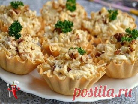 Вкусный салат в тарталетках

Подача салата в тарталетках это очень красиво и оригинально.
Так можно подать практически любой салат.

Ингредиенты:
300 г отварного филе,
300 г консервированных ананасов,
100 г сыра твердых сортов,
3 куриных яйца,
чеснок по вкусу,
50 г грецких орехов,
тарталетки,
майонез, соль и молотый перец по вкусу.

Приготовление:
1. Куриное филе отварить в воде с добавлением специй. Остудить и порезать кубиками. Вместо куриного филе можно использовать коп...