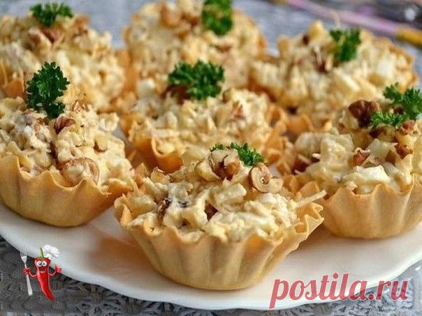 Вкусный салат в тарталетках

Подача салата в тарталетках это очень красиво и оригинально.
Так можно подать практически любой салат.

Ингредиенты:
300 г отварного филе,
300 г консервированных ананасов,
100 г сыра твердых сортов,
3 куриных яйца,
чеснок по вкусу,
50 г грецких орехов,
тарталетки,
майонез, соль и молотый перец по вкусу.

Приготовление:
1. Куриное филе отварить в воде с добавлением специй. Остудить и порезать кубиками. Вместо куриного филе можно использовать коп...