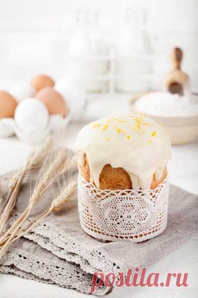СОВЕРШЕННО ПОТРЯСАЮЩИЙ ТВОРОЖНЫЙ КУЛИЧ! 

Он совершенно не сухой, очень нежный и прямо вкусный-вкусный! за счет творога он какой-то более сочный получается, если можно так сказать) 
Очень рекомендую! 

Кулич творожный с лимонной глазурью. 

Ингредиенты: 

Для закваски: 

20 гр свежих дрожжей 
50 мл молока 
25 гр. светлого коричневого сахара ( можно заменить на белый) 
20 гр. муки 

теста: 

500 г пшеничной муки высшего сорта 
60 мл молока 
1/2 ч.л. соли 
100 гр. мягкого сл...