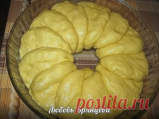 СДОБНЫЙ КАРАВАЙ
Это вариант облегченной сдобной выпечки для тех хозяек, кто по каким-то причинам, не может заниматься выпечкой куличей. Его можно украсить по собственному вкусу: помадкой, кондитерской присыпкой, или как я – орехово-сахарной присыпкой. Подают его к пасхальному столу, а также на Радуницу и на Троицу.
Продукты: 250 мл кислого молока (у меня – ряженка), 50 мл жирной сметаны, 2 яйца, 4-5 ст.л. сахара, щепотка соли, 100 г сливочного масла или спреда, 2 ч.л сухих...