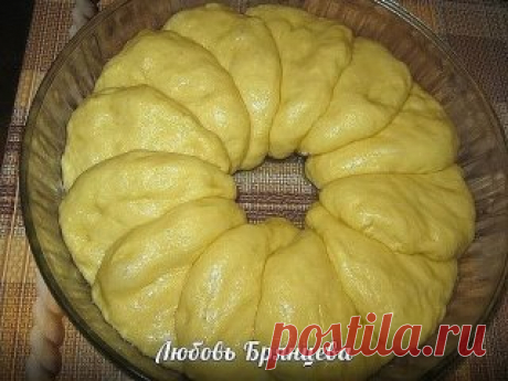 СДОБНЫЙ КАРАВАЙ
Это вариант облегченной сдобной выпечки для тех хозяек, кто по каким-то причинам, не может заниматься выпечкой куличей. Его можно украсить по собственному вкусу: помадкой, кондитерской присыпкой, или как я – орехово-сахарной присыпкой. Подают его к пасхальному столу, а также на Радуницу и на Троицу.
Продукты: 250 мл кислого молока (у меня – ряженка), 50 мл жирной сметаны, 2 яйца, 4-5 ст.л. сахара, щепотка соли, 100 г сливочного масла или спреда, 2 ч.л сухих...