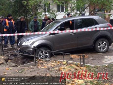 Внедорожник провалился под асфальт в Петербурге | Федеральное агентство происшествий