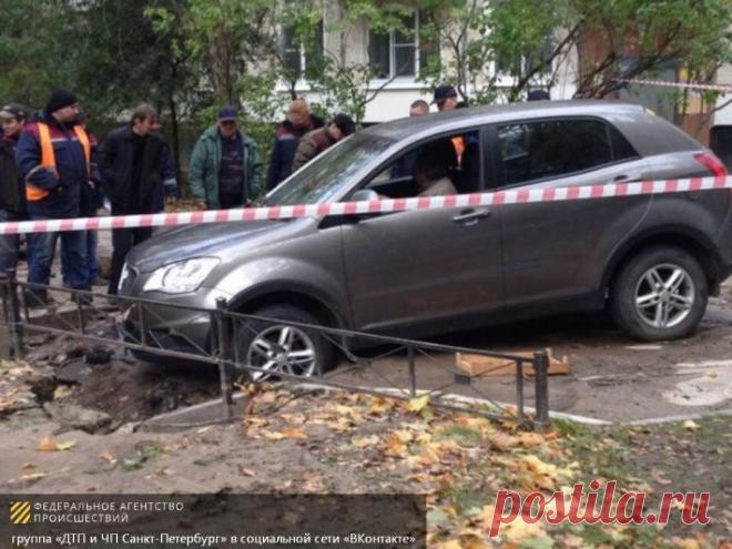 Внедорожник провалился под асфальт в Петербурге | Федеральное агентство происшествий