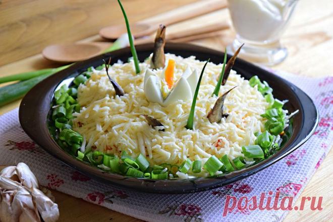 Чаще со шпротами готовят различные бутерброды, но ведь и салаты с ними получаются просто изумительные. Быстро, удобно, вкусно – все это можно сказать про эти