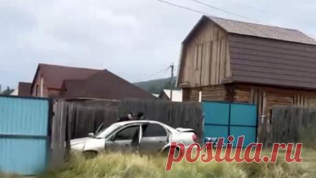 Спящего ребенка обнаружили за рулем машины, попавшей в ДТП. В микрорайоне Новая Комушка в Улан-Удэ очевидцы нашли за рулем машины, попавшей в ДТП, маленького спящего мальчика. Об этом сообщает Telegram-канал "Весь Улан-Удэ". Инцидент произошел в Октябрьском районе города, иномарка ...