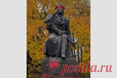 В Киеве вандалы исписали памятник Пушкину. В Киеве неизвестные надели мешок на голову памятника русскому поэту Александру Пушкину и обмотали ее красной лентой. Кроме того, вандалы исписали памятник баллончиками и оставили надпись: «Деколонизацию не остановить». Ранее председатель Совета Федерации Валентина Матвиенко заявила о культурной деградации Украины.