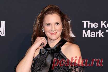 Дрю Бэрримор рассказала о первых симптомах климакса. 48-летняя Дрю Бэрримор отметила, что слово «менопауза» имеет отталкивающий смысл для потенциальных партнеров. Ощутив первые симптомы надвигающегося климакса, актриса, по ее признанию, стала переживать, что теперь ее будут воспринимать на свиданиях старой, пыльной ветошью.