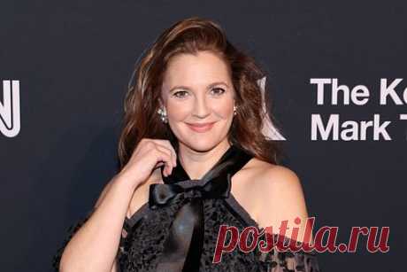 Дрю Бэрримор рассказала о первых симптомах климакса. 48-летняя Дрю Бэрримор отметила, что слово «менопауза» имеет отталкивающий смысл для потенциальных партнеров. Ощутив первые симптомы надвигающегося климакса, актриса, по ее признанию, стала переживать, что теперь ее будут воспринимать на свиданиях старой, пыльной ветошью.