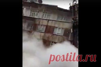 Многоэтажный дом обрушился в прямом эфире во время землетрясения в Турции. Момент обрушения многоэтажного дома в результате землетрясения в Турции попал в прямой эфир местного телеканала. На одном из турецких каналов велась прямая трансляция из города Диярбакыр, который пострадал от подземных толчков утром в понедельник, 6 февраля. В эфире демонстрировалась работа спасателей.