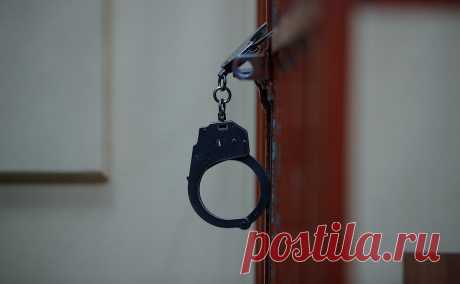 Суд приговорил виновных в аферах с секретными бункерами для Минобороны. Двум фигурантам дали семь лет и три года колонии, их признали виновными в завышении объемов и ценах на стройматериалы. Один из мужчин перед задержанием успел сжечь в микроволновой печи три мобильных телефона