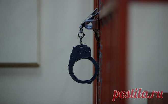 Суд приговорил виновных в аферах с секретными бункерами для Минобороны. Двум фигурантам дали семь лет и три года колонии, их признали виновными в завышении объемов и ценах на стройматериалы. Один из мужчин перед задержанием успел сжечь в микроволновой печи три мобильных телефона