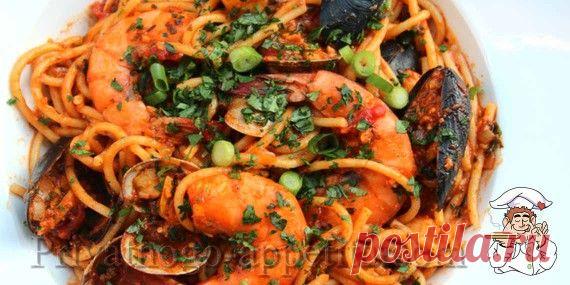 Спагетти с морепродуктами - прекрасное средиземноморское блюдо, которое просто, легко и быстро готовится. К тому же морепродукты являются очень важным источником фосфора, легкоусваиваемых жиров, белков и микроэлементов. Морепродукты к этому блюду можно взять любые, я предпочитаю уже готовый и фасованный морской коктейль, но Вы можете по своему вкусу подобрать ингредиенты: креветки, мидии, морские гребешки, моллюски, кальмары, осьминог и т.д. а соус сделать острым или нейтральным, кому как нравит