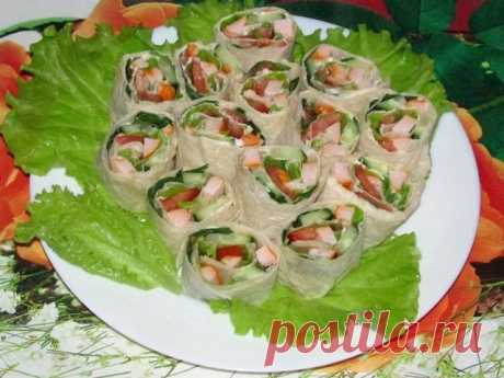 Как приготовить рулеты из лаваша с копчёной курицей - рецепт, ингредиенты и фотографии
