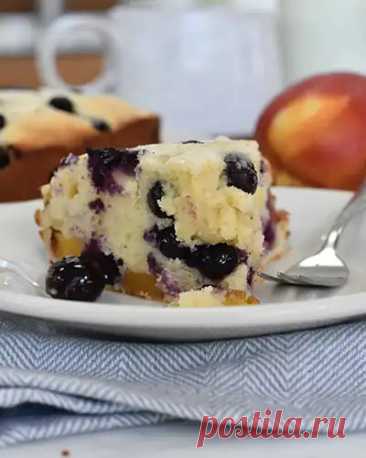 Рецепт пирога с черникой и персиками