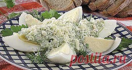Закуска - *Яйца под зеленым майонезом*.