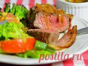 Медальоны из говядины с беконом под винным соусом - рецепт с фото