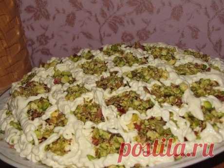 МОЯ ПАУТИНКА - СЛОЁНЫЙ !!!  **Куриные окорочка 2шт -кубик, майонез; отв/яйцо 2шт -кубик, майонез; , огурец 1шт -кубик, тёрт/сыр 150г, майонез; томат 2ш -кубик, майонез; фисташки 180г,  соль.