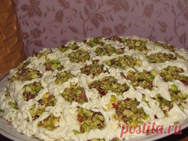 ПАУТИНКА - СЛОЁНЫЙ !!!  **Куриные окорочка 2шт -кубик, майонез; отв/яйцо 2шт -кубик, майонез; , огурец 1шт -кубик, тёрт/сыр 150г, майонез; томат 2ш -кубик, майонез; фисташки 180г,  соль.