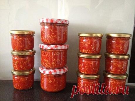 Витаминный "Огонек" на зиму!

1,5 кг. перца болгарского (красного!)
4 жгучих больших! перца (тоже красных)
3 ст. ложки соли (я клала 4)
1 помидор, достаточно крупный
300 гр. чеснока
перец вымыть, сердцевинки удалить. После мытья перец обязательно обсушить, чтобы аджика не забродила.
Все перекрутить на мясорубке. Хранить в холодильнике.
Ввам очень понравится - попробуйте!