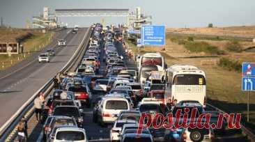 На Крымском мосту перекрыли движение автотранспорта. Движение автотранспорта по Крымскому мосту перекрыли в 00:31 мск. Читать далее