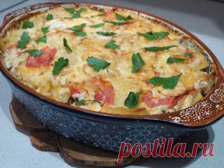 ​Запеченный картофель с фаршем. Картофель  600 г, фарш мясной 350 г, перец 1 шт., помидоры 4 шт.. петрушка 1 пучок, молоко  1 стак.,сметана 4 ст.л., сыр твердый 100 г. Выпекать 45 мин
