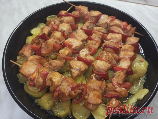 Куриный шашлык на шпажках с картошкой Всем привет! Предлагаю приготовить вкусный шашлык из курицы в духовке на шпажках. Шашлык по этому рецепту получается аппетитный, ароматный и очень нежный. Шашлычки с картошкой станут ярким украшением ...
