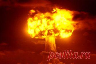 В РОССИИ ПРИЗНАЛИ НЕСПОСОБНОСТЬ ОТРАЗИТЬ ЯДЕРНЫЙ УДАР США
Россия проигрывает в результате возможного выхода США из Договора о ликвидации ракет средней и малой дальности (ДРСМД), заявил еженедельнику «Звезда» руководитель Центра международной безопасности, действительный член РАН Алексей Арбатов.
Специалист отметил, что «если ДРСМД рухнет, американские ракеты окажутся на тысячу километров ближе к нашим центральным районам», тогда как Россия «своими ракетами средней дальност...