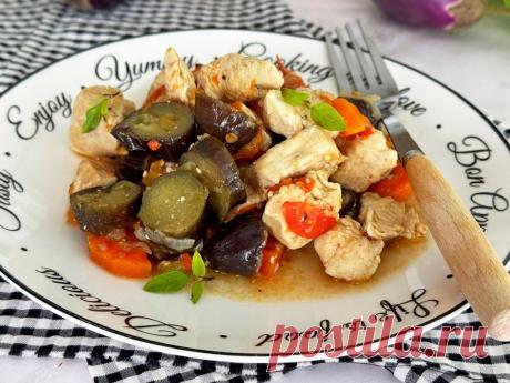 Курица с баклажанами в мультиварке Курица с баклажанами в мультиварке - это простое и вкусное блюдо, которое легко приготовить. Куриное мясо становится нежным и сочным, пропитываясь ароматами овощей. Баклажаны и другие овощи добавляют блюду насыщенный вкус и делают его сытным.