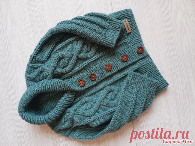 Кардиган для мальчика связан спицами 4,5 (резинка ) и 5, без швов и не реглан. Вяжем единым полотном до пройм. Пряжа - Ализе Ланаголд (240м-100гр),  Состав - 49/51 (шерсть/акрил), 3 мотка (260 гр). Код пряжи - 386. Пуговки - 5 шт (20 мм)
Источник: https://www.stranamam.ru/post/14856969/